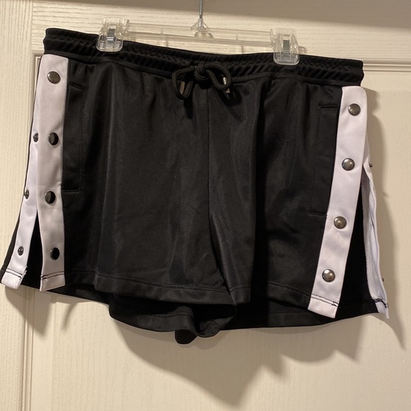 Urban Outfitters M Black/White Button Shorts - Picture 5 of 9